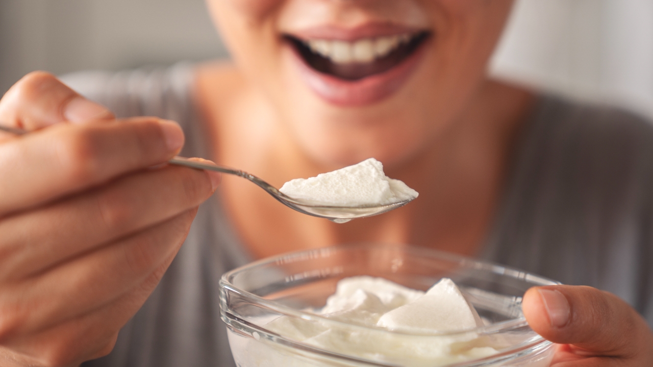 กรีกโยเกิร์ตไม่ควรกินคู่กับอะไร อาจเกิดโทษมากกว่าประโยชน์ต่อร่างกาย