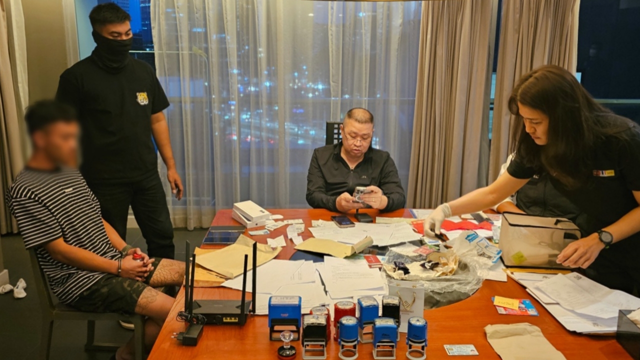 สืบนครบาล แกะรอยจับแก๊งคอลฯ คาโรงแรมหรู หลอกเงินเหยื่อซื้อทองคำ