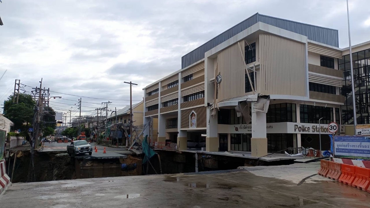 ถนนทรุดตัว ปิดแยกวชิรพยาบาล - แยกซังฮี้ ขยายวงกว้างขึ้น