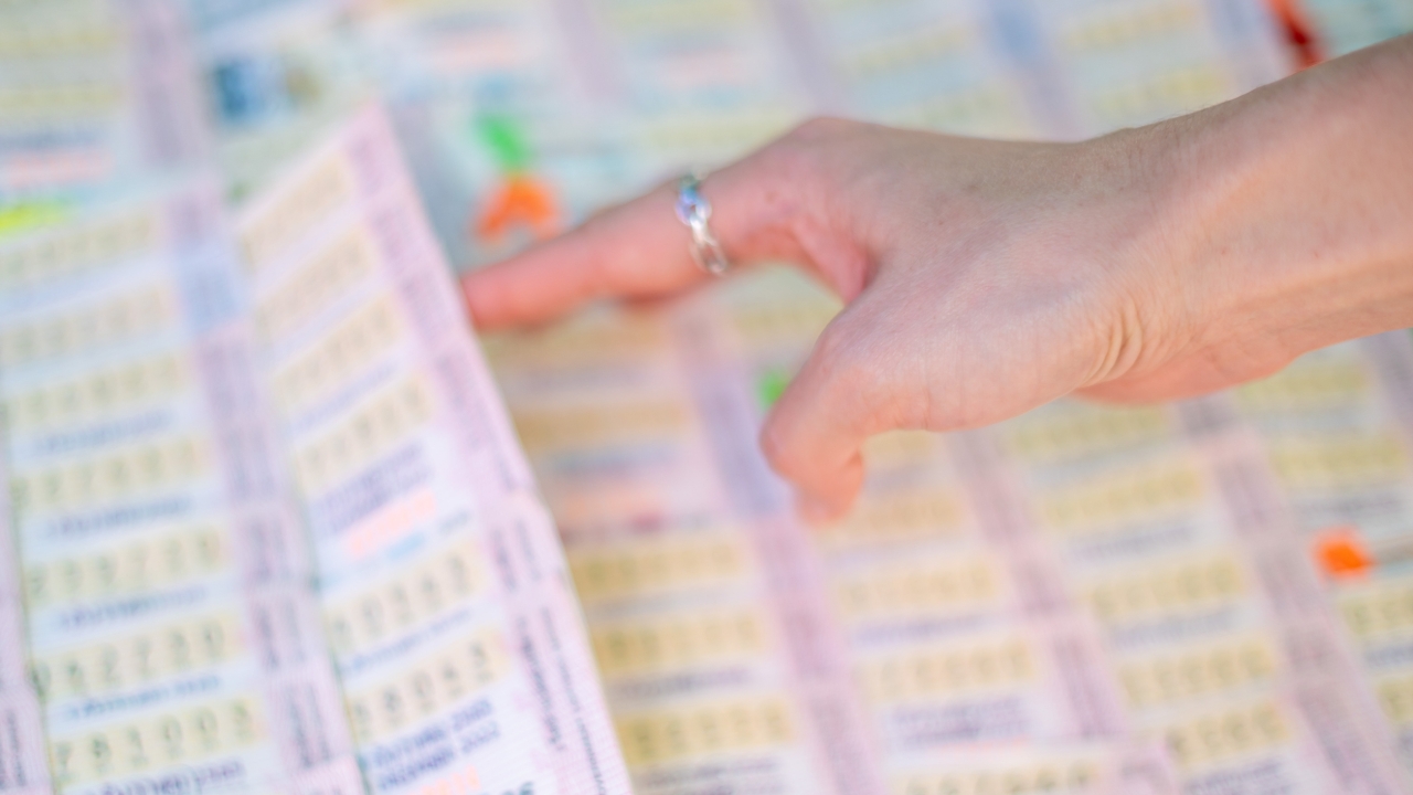 วิธีตรวจลอตเตอรี่ปลอม เช็กให้ชัวร์ ก่อนขึ้นเงิน ไม่ตกเป็นเหยื่อมิจฉาชีพ