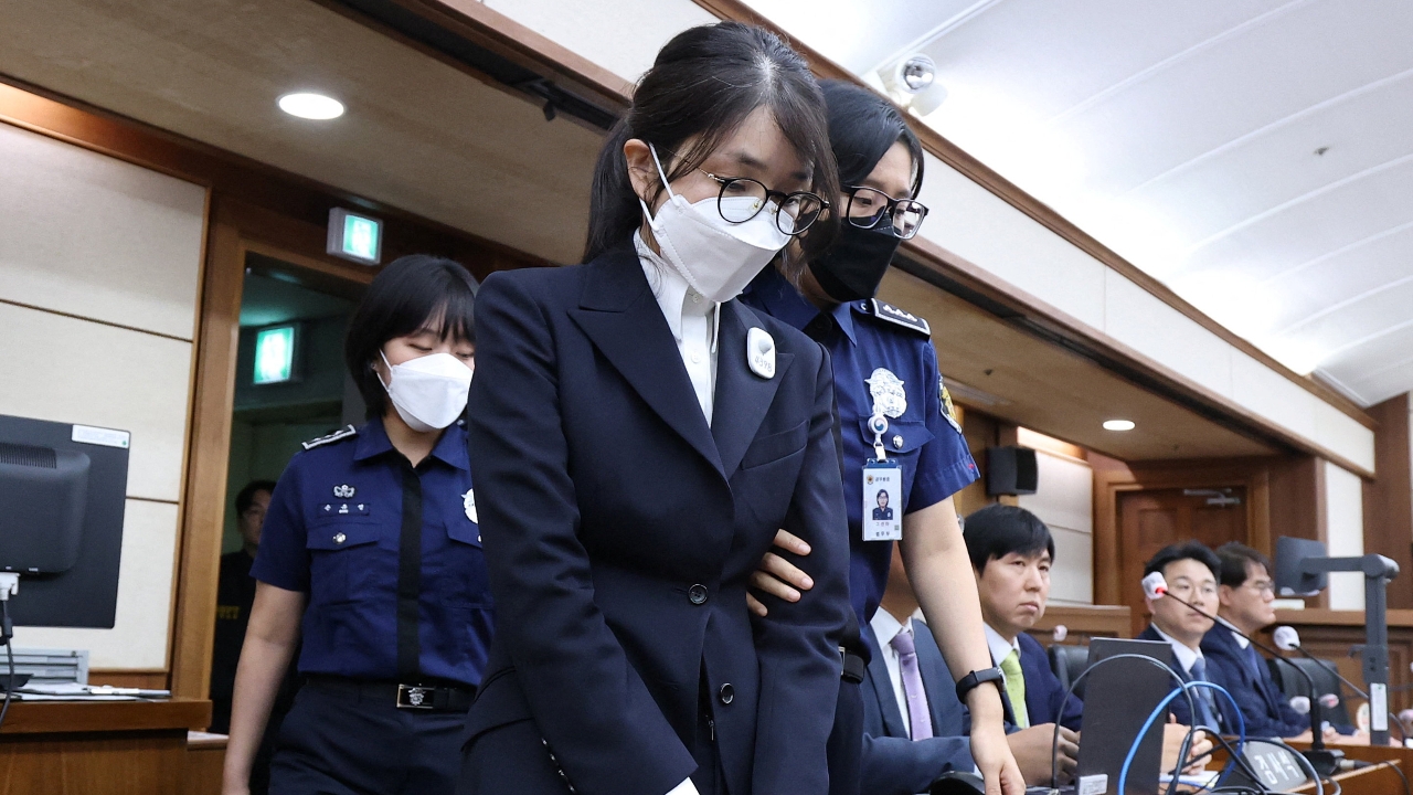 อดีตสุภาพสตรีหมายเลขหนึ่งเกาหลีใต้ ขึ้นศาลคดีคอร์รัปชัน-ปั่นหุ้น