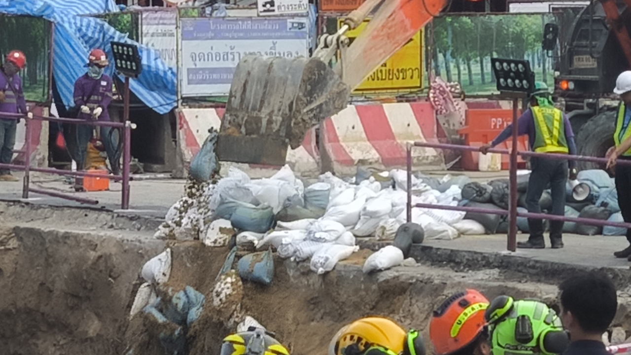 เร่งขน "กระสอบทราย" อุดช่องอุโมงค์รถไฟฟ้าป้องกันดินสไลด์ซ้ำ หลังถนนทรุดตัว