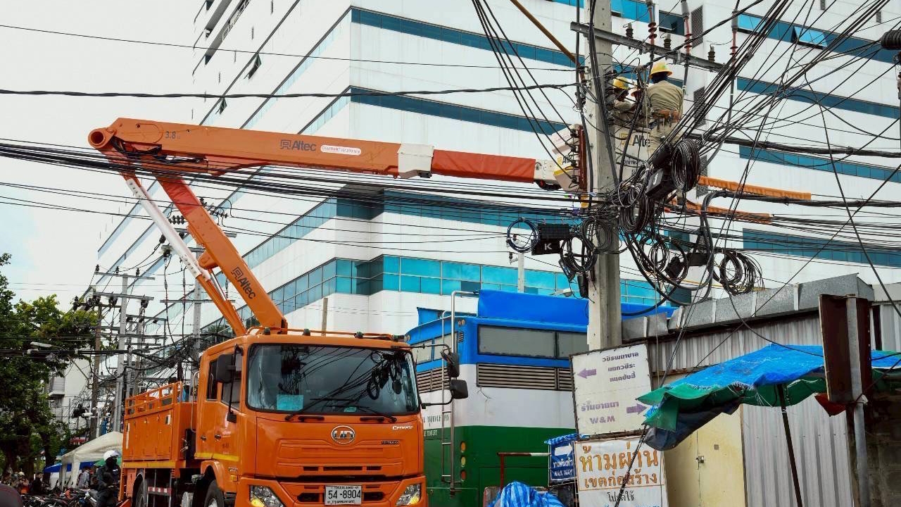 MEA ลงพื้นที่ตรวจสอบเหตุถนนทรุด บริเวณหน้า รพ.วชิรพยาบาล เร่งฟื้นฟูระบบไฟฟ้า