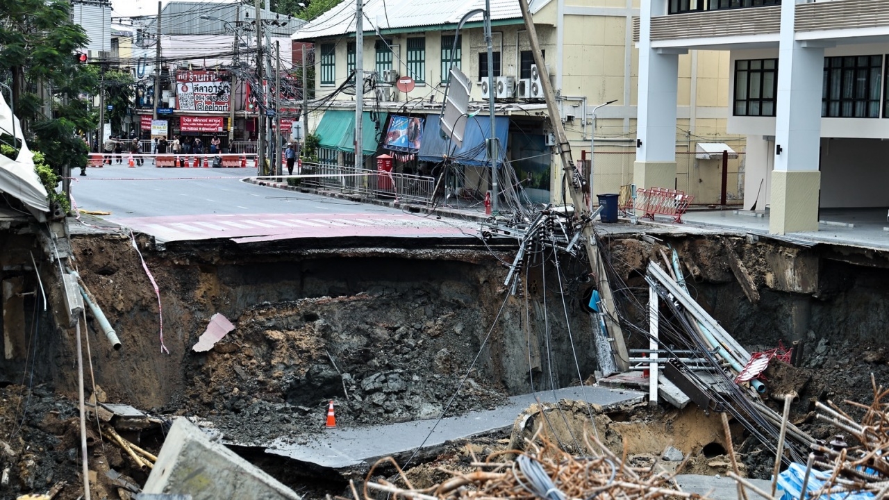 จ่ายไฟคืนได้เกือบหมดแล้ว หลังถนนทรุด หน้า รพ.วชิรพยาบาล