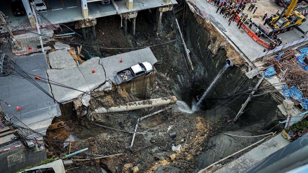 ถนนทรุดหน้า รพ.วชิรพยาบาล กรมทรัพยากรธรณี ยันไม่เกี่ยวกับธรณีวิทยา