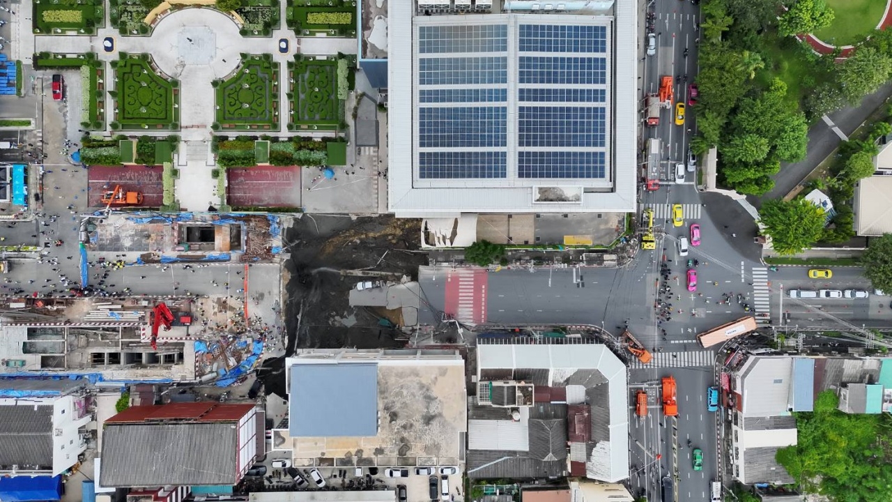 ตำรวจทยอยเก็บของในแฟลต อพยพหลังถนนทรุด ชาวบ้านเดือดร้อน น้ำไม่ไหล