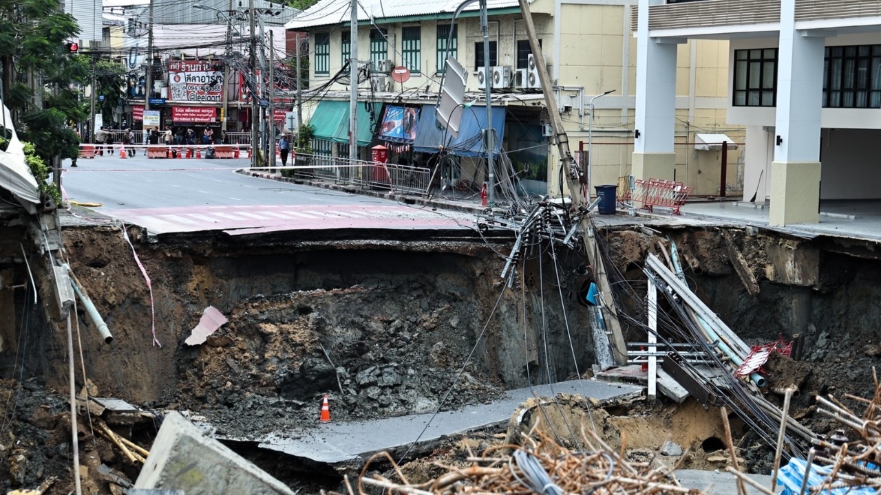 สำนักงานเขตดุสิต ประกาศห้ามเข้า-ห้ามใช้อาคาร ใกล้หลุมยักษ์ หวั่นถนนทรุดตัวเพิ่ม