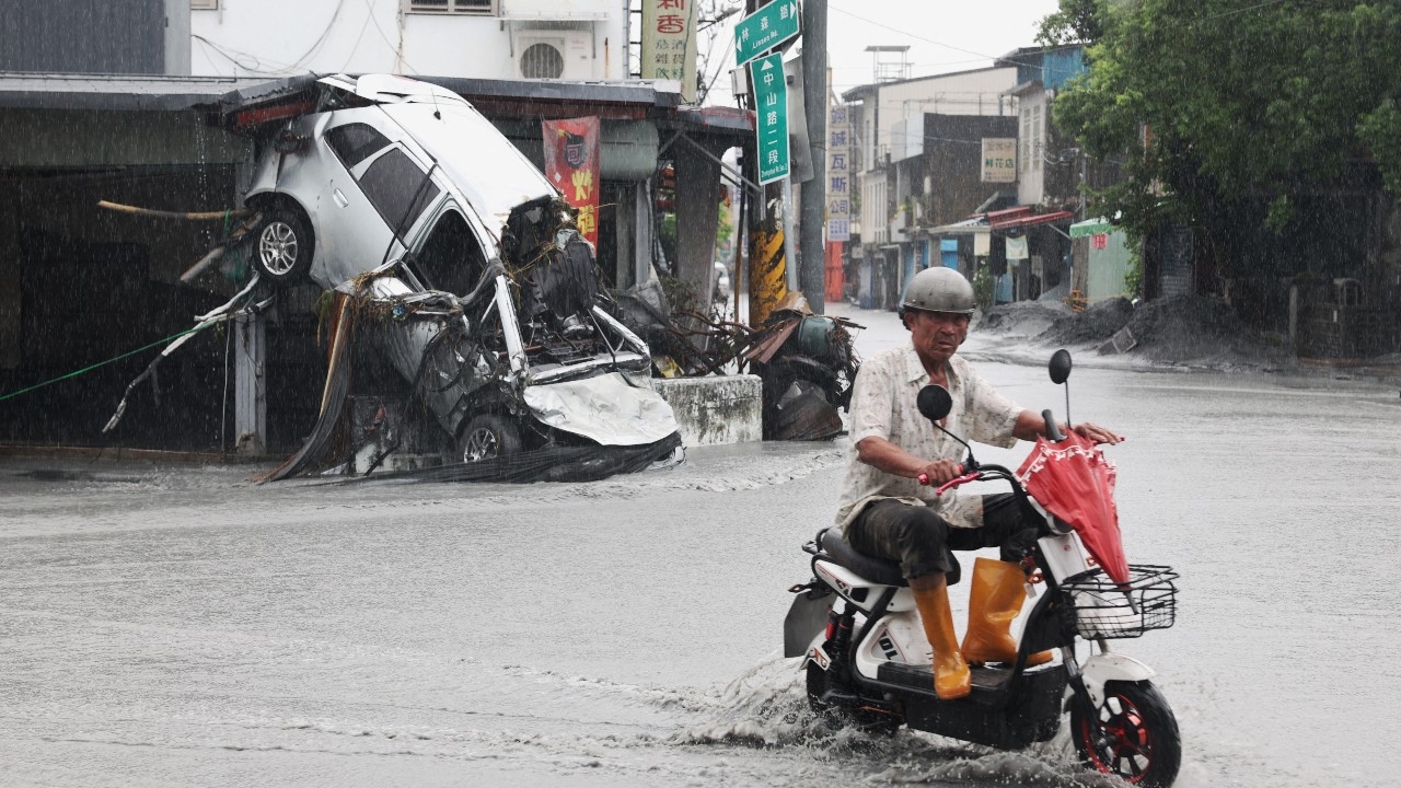 ไต้ฝุ่น “รากาซา” ถล่มไต้หวัน ดับแล้ว 17 ศพ สูญหายอีก 17 ราย บ้านพัง-รถถูกน้ำพัดว่อน