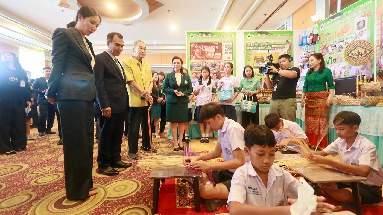 เลขาธิการ กพฐ. แนะปรับตัว ใช้ "เอไอ" ช่วยสอนนักเรียน ชม "ไทยรัฐ" สร้างคนดี