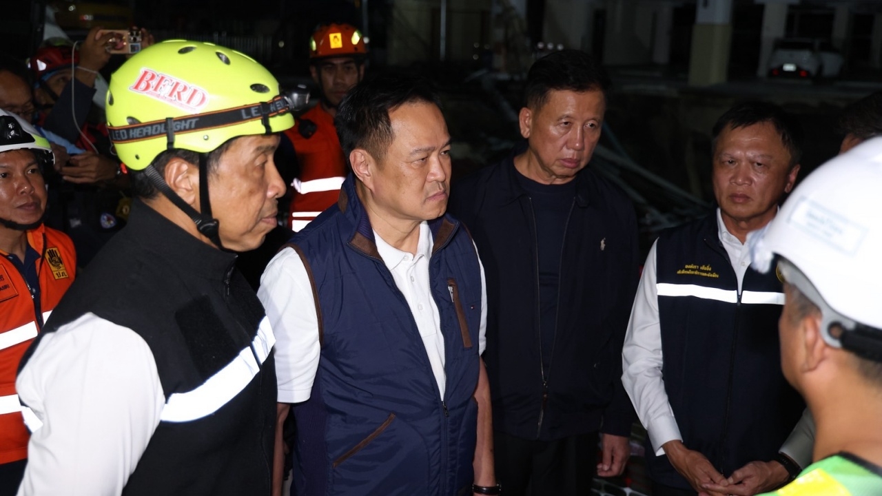 นายกฯ ลงพื้นที่ถนนทรุดรอบดึก เครน 200 ตัน กู้บล็อกคอนกรีต ก่อนอัดกระสอบทราย