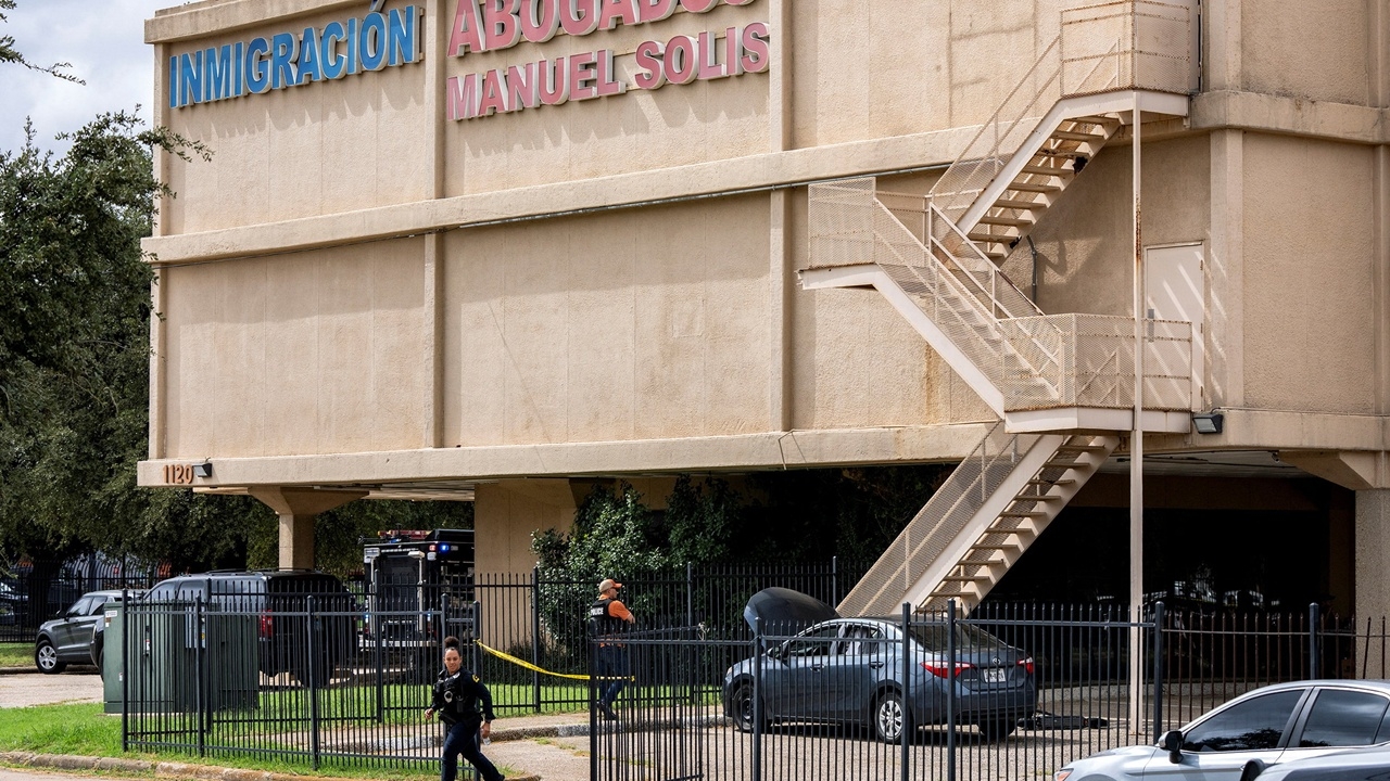 ดับแล้ว 2 ศพ ซุ่มยิง สนง.คนเข้าเมืองดัลลัส มือปืนเขียนข้อความบนกระสุน