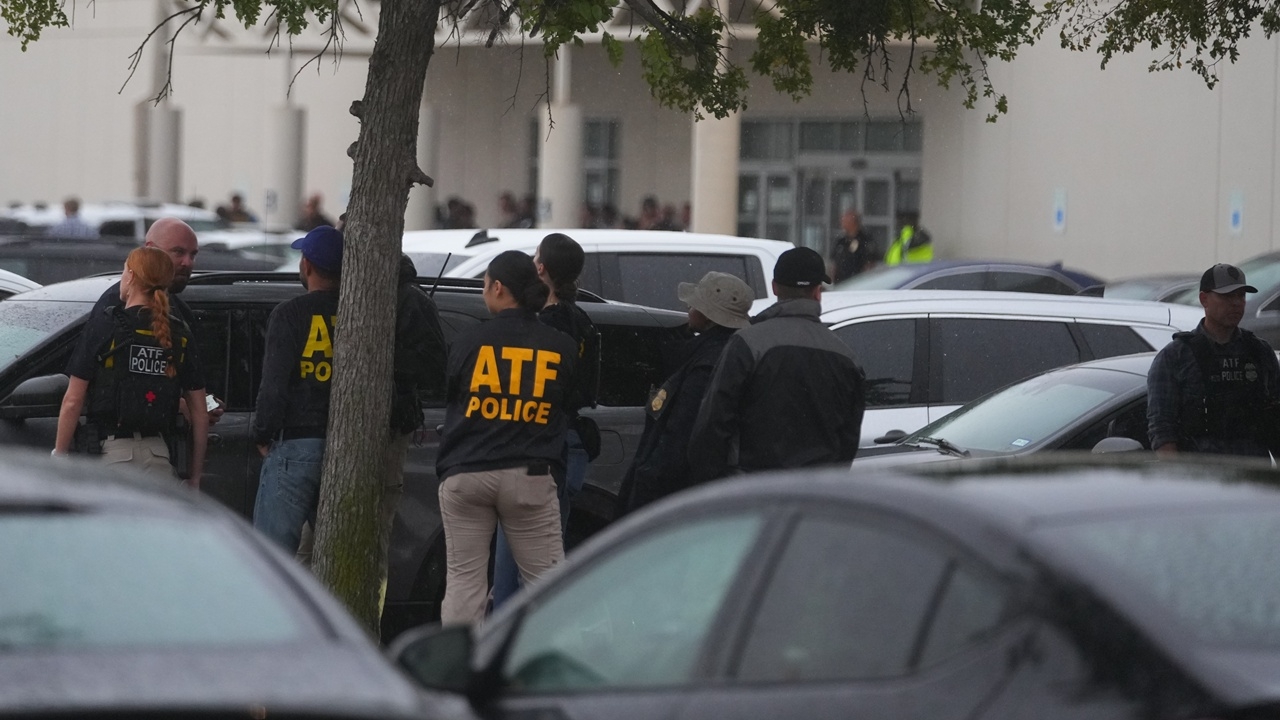 มือปืนซุ่มยิง สนง.ตรวจคนเข้าเมืองเท็กซัส ดับ 1 เจ็บ 2 ก่อนปลิดชีพตัวเอง