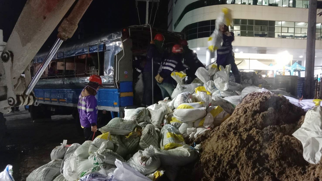 รฟม. สั่งผู้รับจ้างงานโยธา เร่งถมดินปิดปากอุโมงค์ ลดความเสี่ยงดินทรุดตัวเพิ่ม