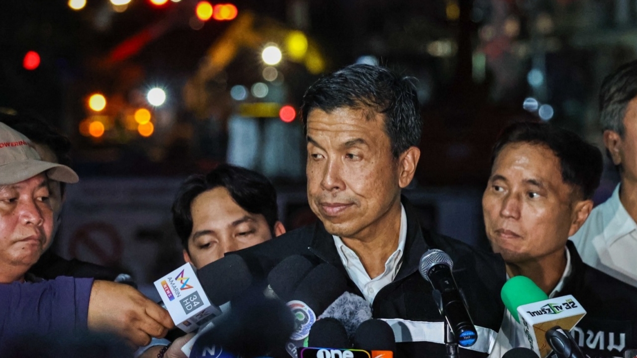 ผู้ว่าฯ ชัชชาติ ลงพื้นที่ถนนทรุดตัว ยันใช้กระสอบทรายถมหลุมเป็นมาตรฐานสากล