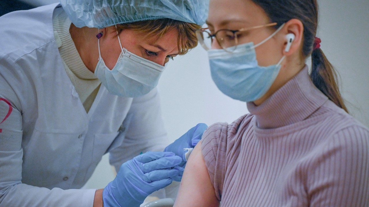 รัสเซียเตรียมเริ่มทดลอง "วัคซีน mRNA" รักษามะเร็งผิวหนังเมลาโนมา หากสำเร็จแล้วจะให้ประชาชนใช้ฟรี