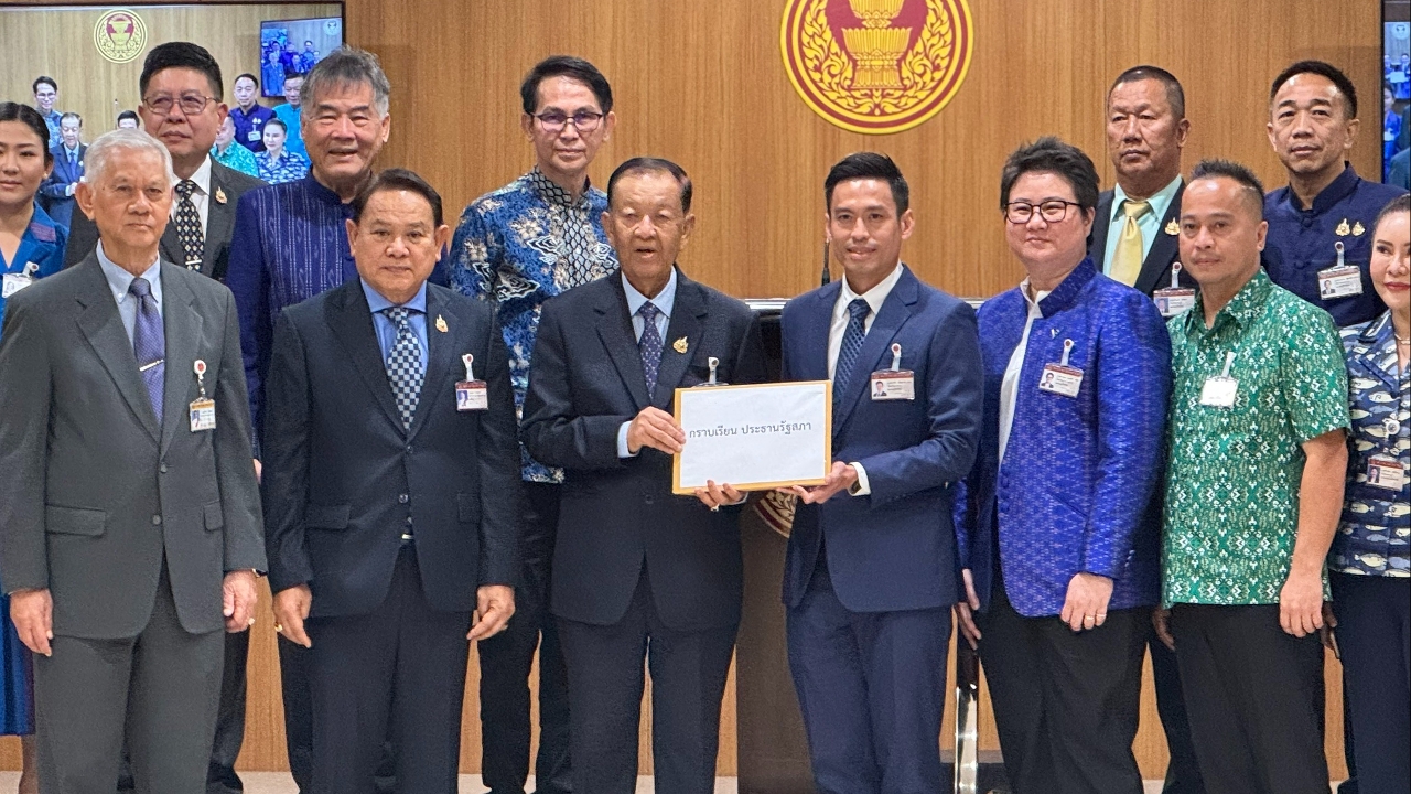 พรรคภูมิใจไทย ลั่นพูดแล้ัวทำ ยื่นร่างแก้ไข รธน.ฉบับสีน้ำเงินต่อประธานรัฐสภาแล้ว