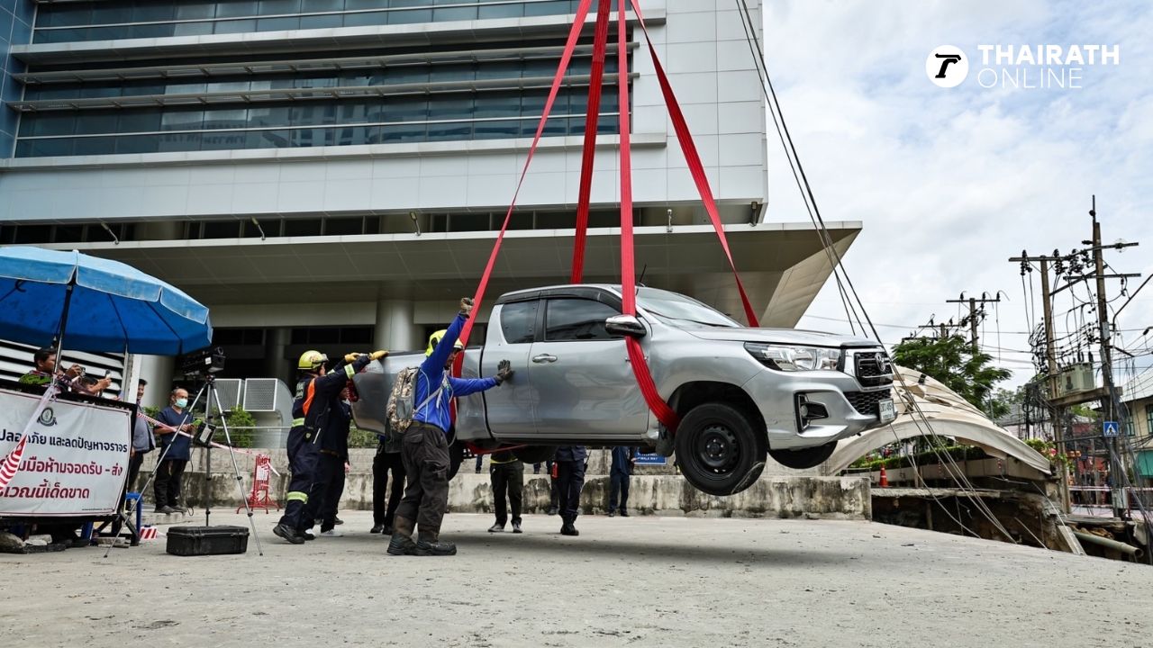 ถนนทรุดหน้า รพ.วชิรพยาบาล ล่าสุดใช้เครนยก “รถกระบะ” ออกจากพื้นที่แล้ว