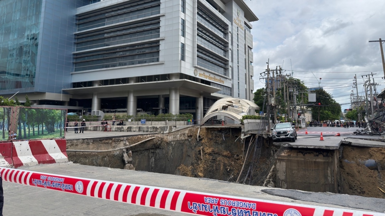 รฟม. สั่งหยุดก่อสร้าง “สายสีม่วง” ช่วงเตาปูน - ราษฎร์บูรณะ หลังเกิดเหตุถนนทรุดตัว