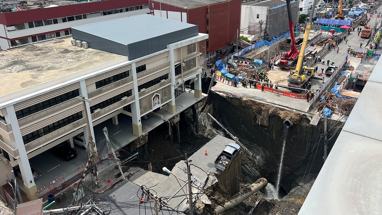 รฟม. สั่งหยุดก่อสร้าง หลังเกิดเหตุถนนทรุดตัว หน้าโรงพยาบาลวชิรพยาบาล