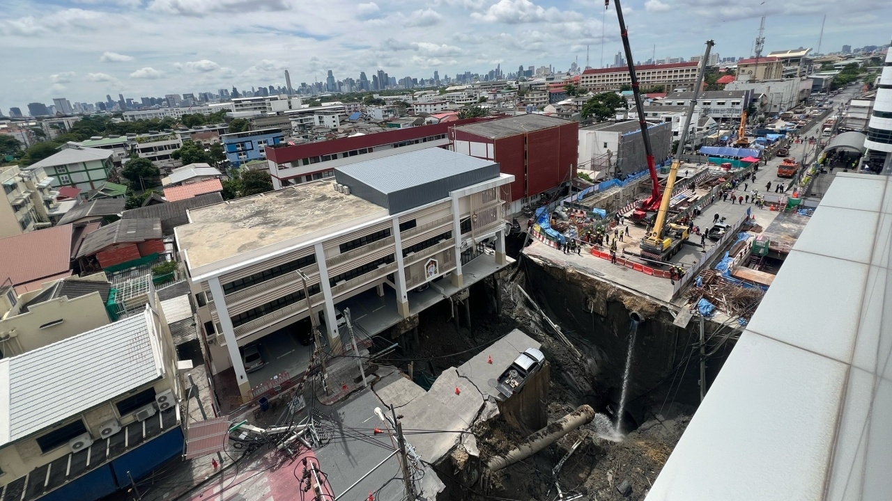 คนตามส่องทะเบียน รถกระบะค้างเติ่ง ยังไม่สามารถเคลื่อนย้ายได้ 