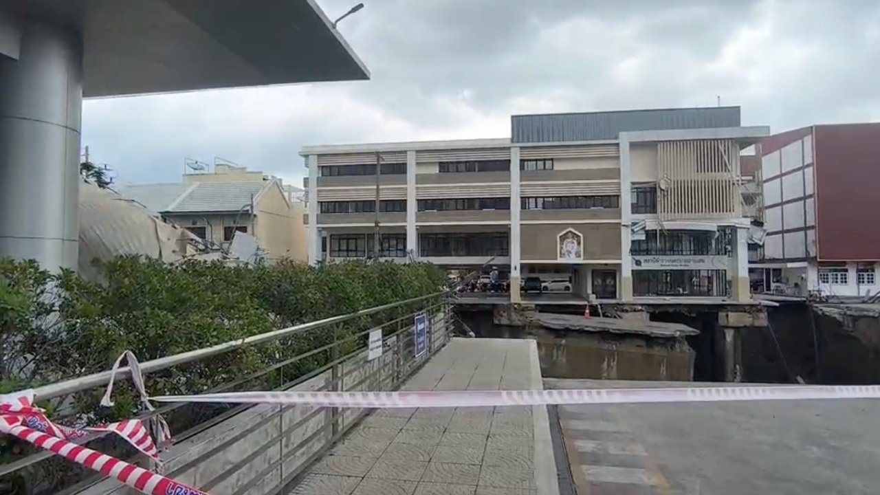 ถนนทรุดตัวเพิ่ม หน้า รพ.วชิรพยาบาล จนท.โรยตัวสำรวจ รีบหนีเพื่อความปลอดภัย