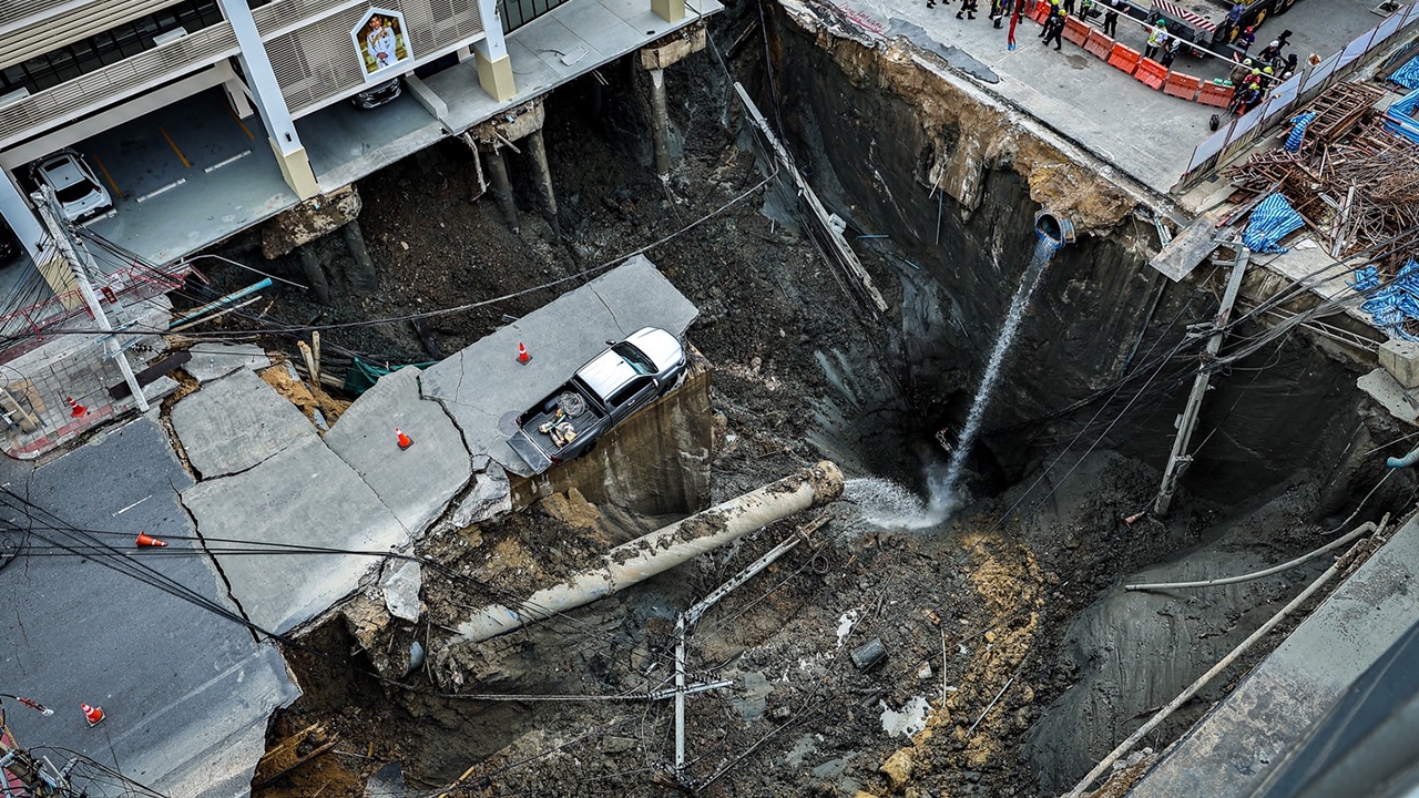 ถนนทรุด ปริศนาหลุมกว้าง คาดดินหายไปกว่าพันคิว โอกาสเกิดได้ทั่ว กทม.