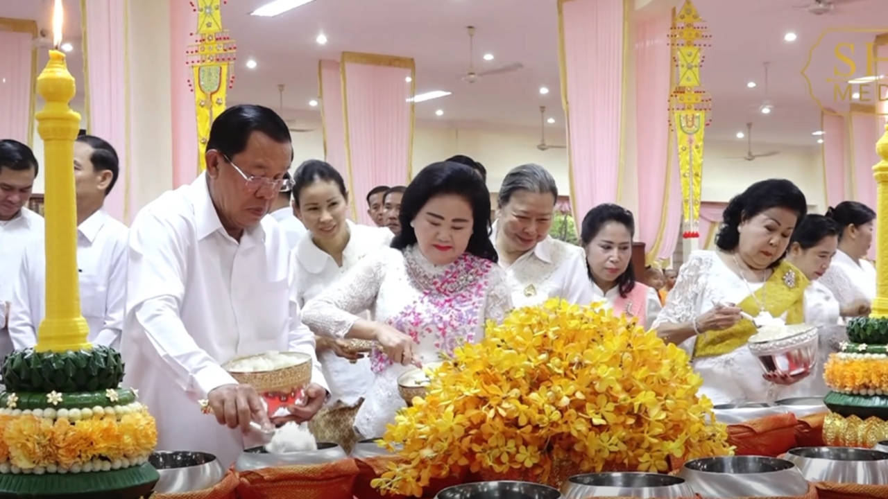 “ฮุน เซน” ควงภริยา นำครอบครัวร่วมงานสารทบรรพบุรุษ "พชุมเบญ" สักการะวัดดังกรุงพนมเปญ