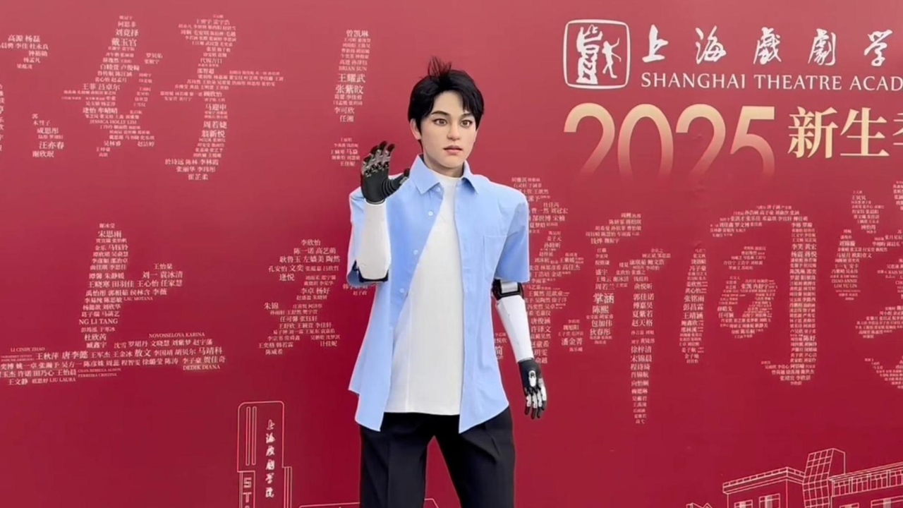จีนเปิดตัว "หุ่นยนต์พี่นักศึกษาป.เอก" เข้าเรียนที่สถาบันศิลปะการละครเซี่ยงไฮ้ นับเป็นตัวแรกของจีน