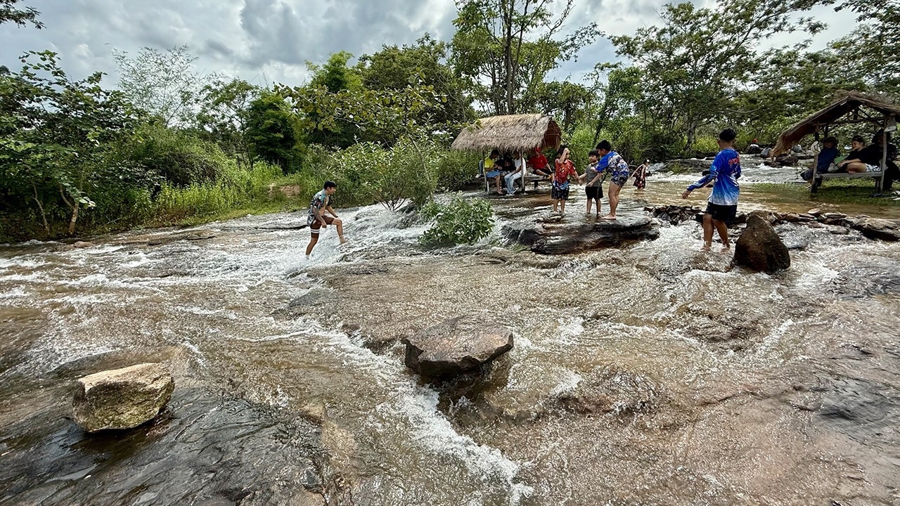 เปิดจุดเช็กอินใหม่ ม่านน้ำล้นสปิลเวย์ "อ่างเก็บน้ำหลุบหนองนอ" จ.ยโสธร