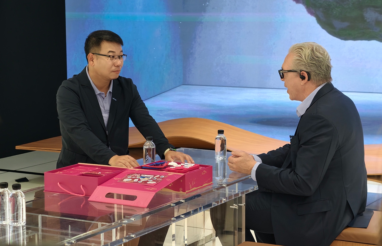 หู ไป่ซาน ผู้บริหาร vivo ให้สัมภาษณ์กับ เคลย์ แชนด์เลอร์ บรรณาธิการบริหารภูมิภาคเอเชีย นิตยสาร Fortune ภายในร้านแฟลกชิป vivo