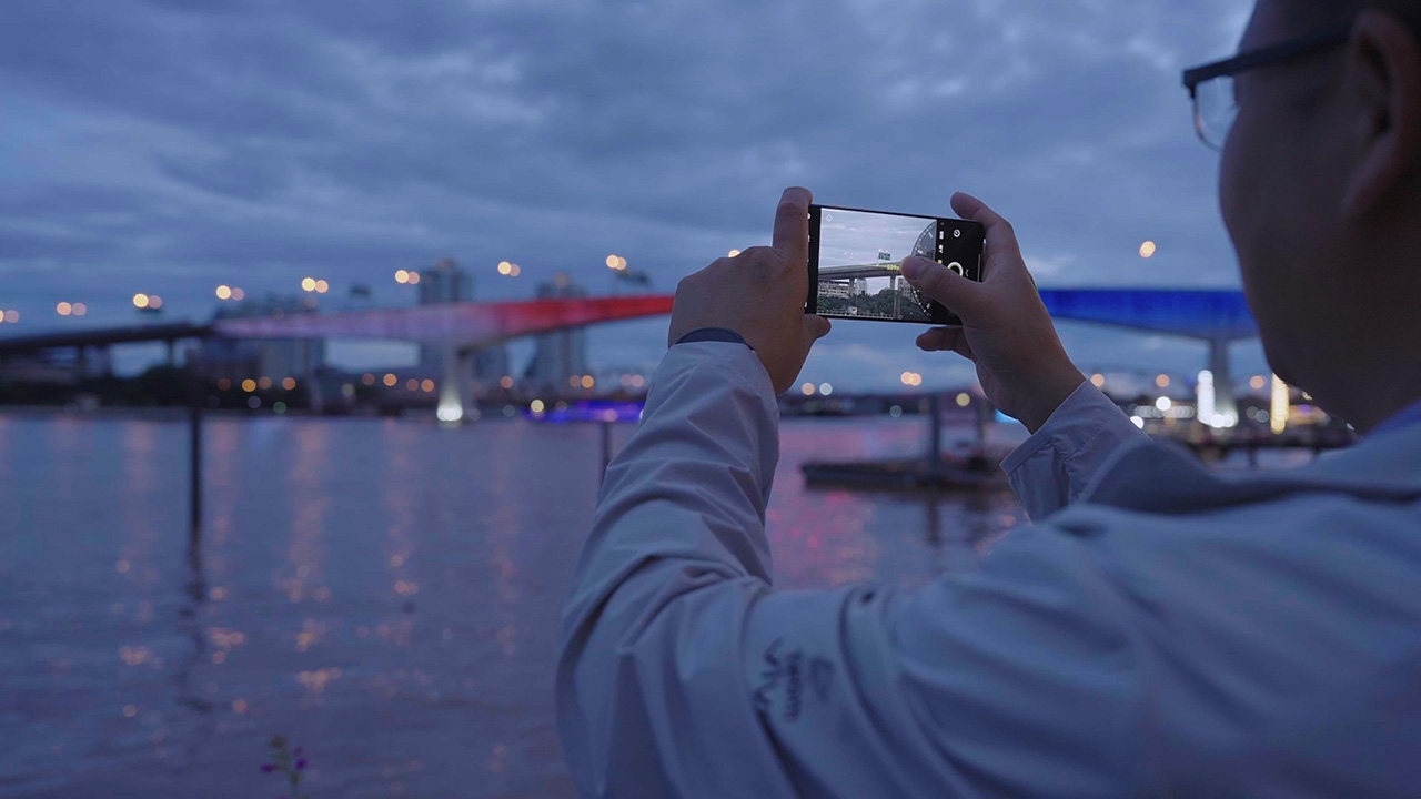 หู ไป่ซาน เก็บภาพวิวแม่น้ำเจ้าพระยายามพลบค่ำ ด้วยเลนส์เทเลโฟโต้อันทรงพลังของ vivo X200 Ultra