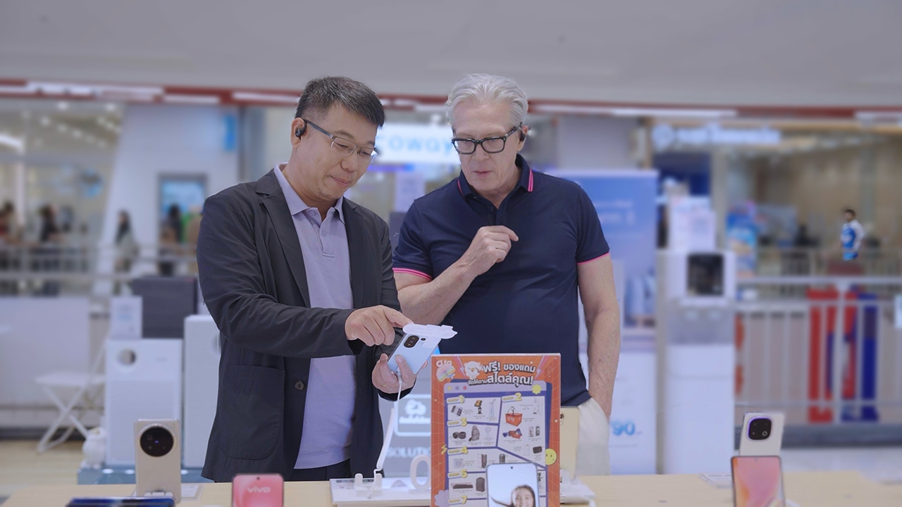 หู ไป่ซาน และเคลย์ แชนด์เลอร์ เยี่ยมชมร้าน vivo ณ ศูนย์การค้าเดอะมอลล์ บางกะปิ