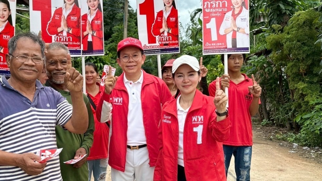 เลือกตั้งซ่อมศรีสะเกษ “ภูริกา” ลุยฝนขอคะแนน ลั่นเพื่อไทยไม่เคยดูถูกเสียงประชาชน