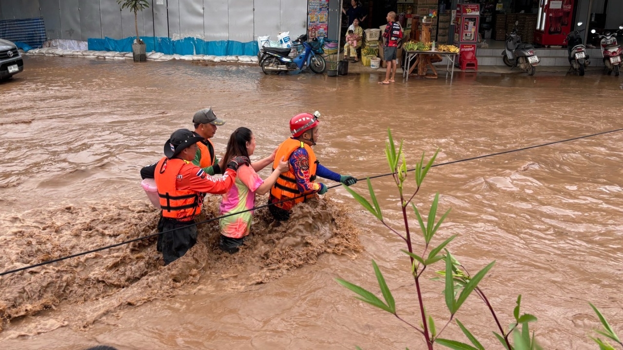 ฝนตกหนัก น้ำท่วมแม่แจ่ม บางจุดสูงเกือบเมตร เร่งอพยพชาวบ้าน-กลุ่มเปราะบาง