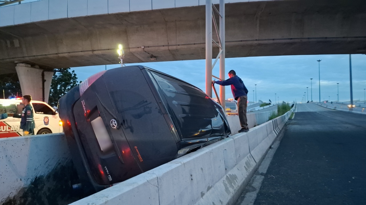 รถขนแรงงาน เสียหลักปีนเกาะกลางถนน ชนเสาป้ายบอกทางดับ 2 เจ็บ 7