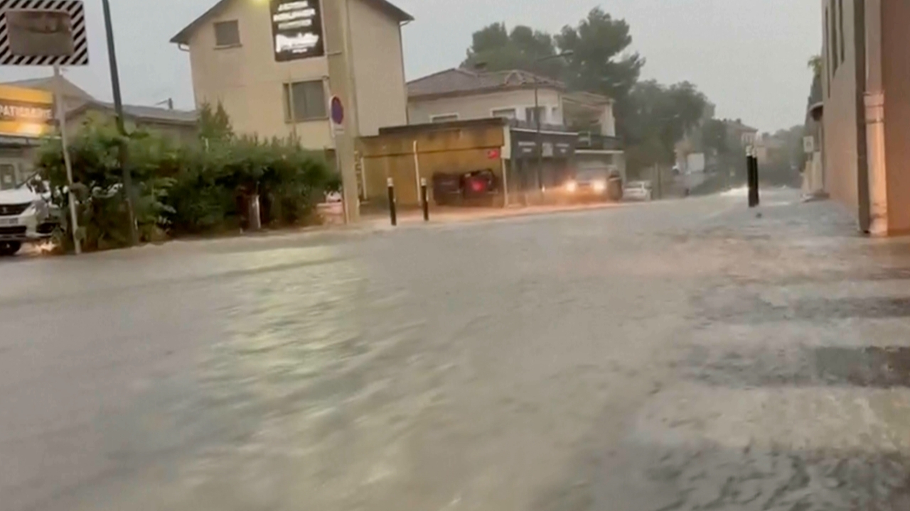 พายุฝนถล่มฝรั่งเศสใต้ มาร์กเซยเจอวิกฤต น้ำท่วมถนนอ่วม