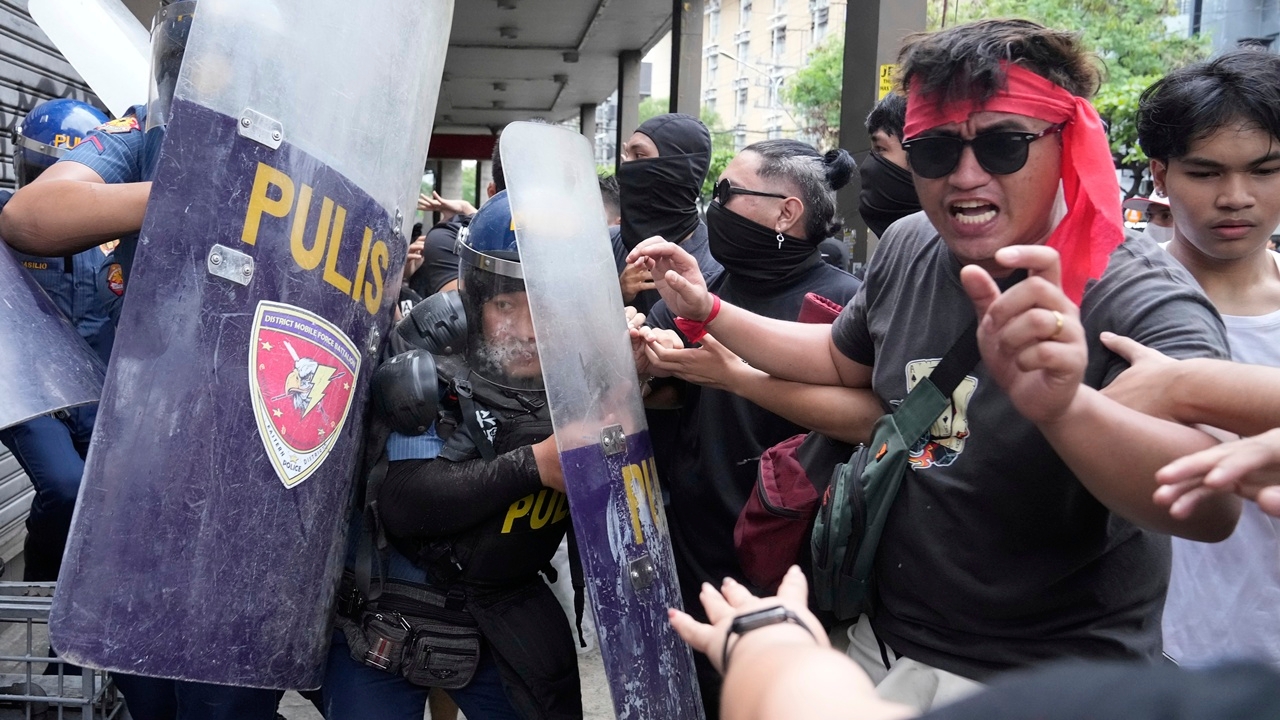 ฟิลิปปินส์ประท้วงเดือด ปะทะตำรวจใกล้ทำเนียบ ปธน. บาดเจ็บ-โดนจับอื้อ