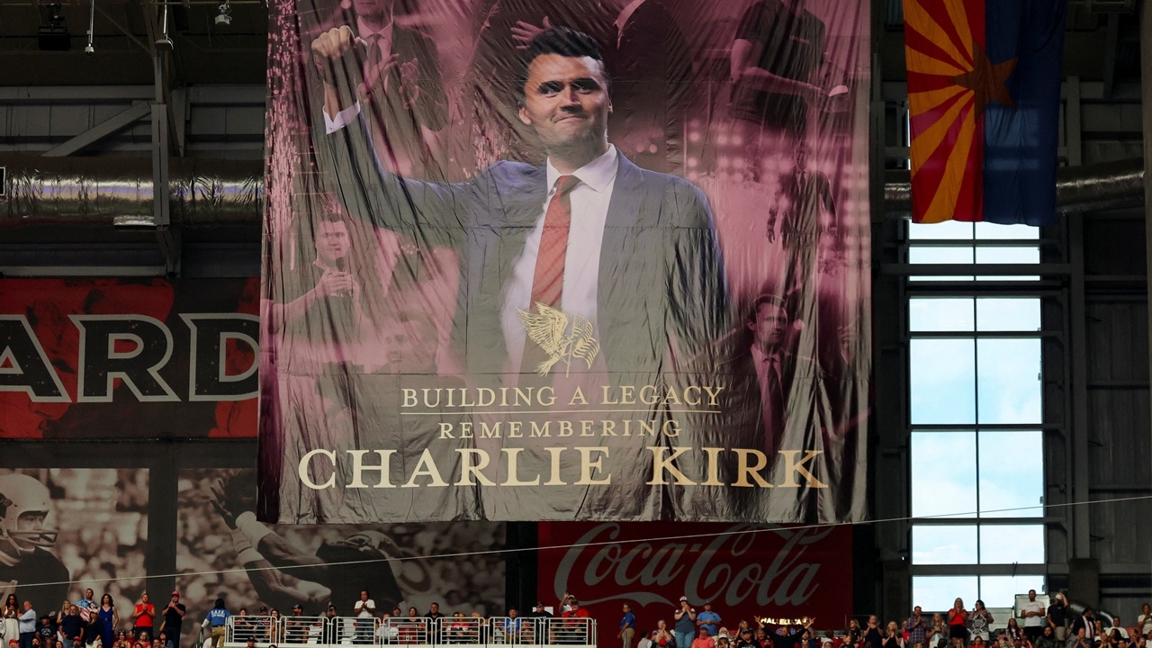 ชาวสหรัฐฯ นับหมื่น แห่ร่วมพิธีรำลึก “ชาร์ลี เคิร์ก” โดนัลด์ ทรัมป์มาด้วย