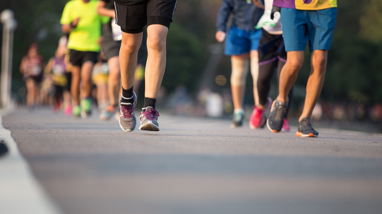 เพจดังไขข้อสงสัย หลังมีข่าวสลด นักวิ่งหญิงล้มฟุบเสียชีวิต เหลืออีก 1 กม. ถึงเส้นชัย