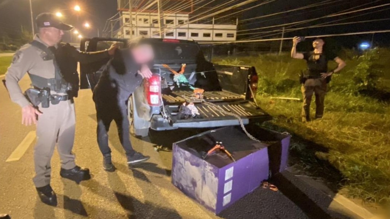 จับชายต่างชาติ ให้เมีย 10 ล้านเปิดบาร์ สุดท้ายเงินหมด ขับกระบะลากตู้ ATM เลียนแบบหนัง