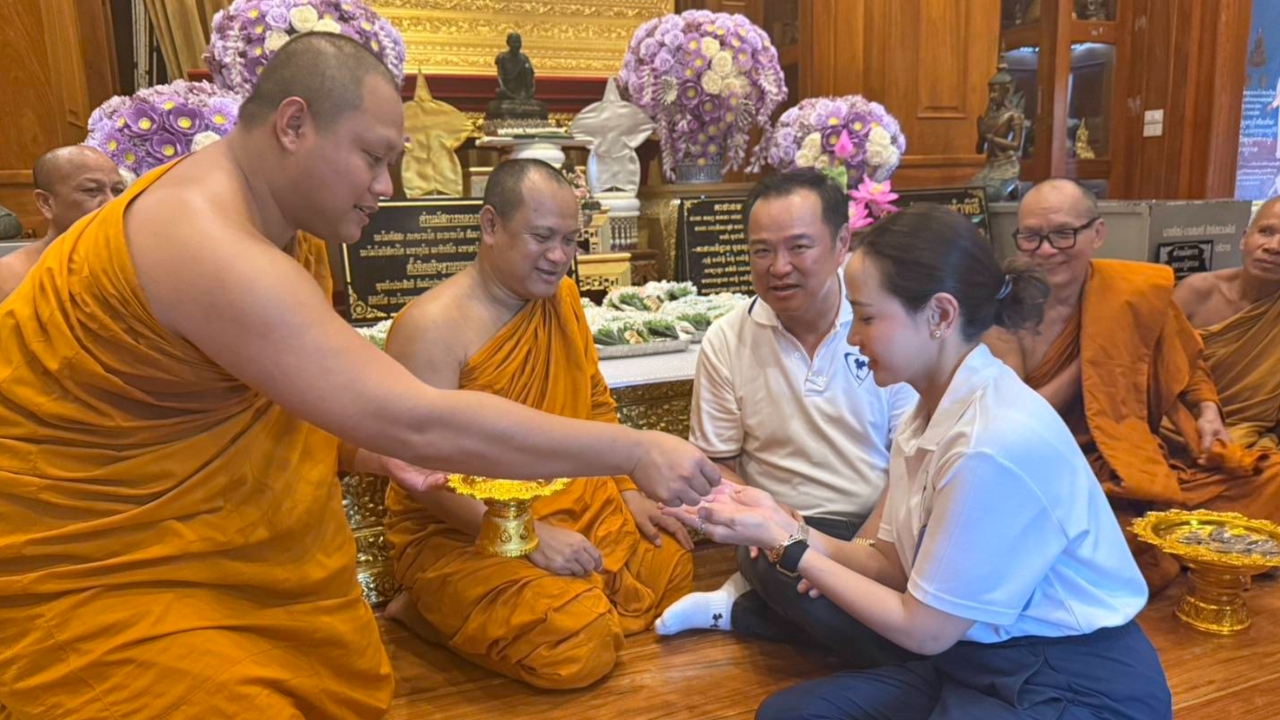 “อนุทิน” ควงภรรยากราบสรีระ “หลวงปู่สรวง” ลั่น 1 เดือนนี้ “คนละครึ่ง” ถึงมือแน่