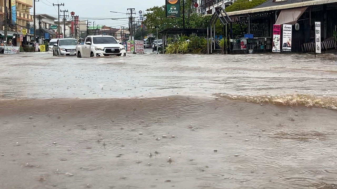 ขอนแก่นอ่วม ฝนตกหนักติดต่อกันหลายชั่วโมง น้ำท่วมขังรอระบาย
