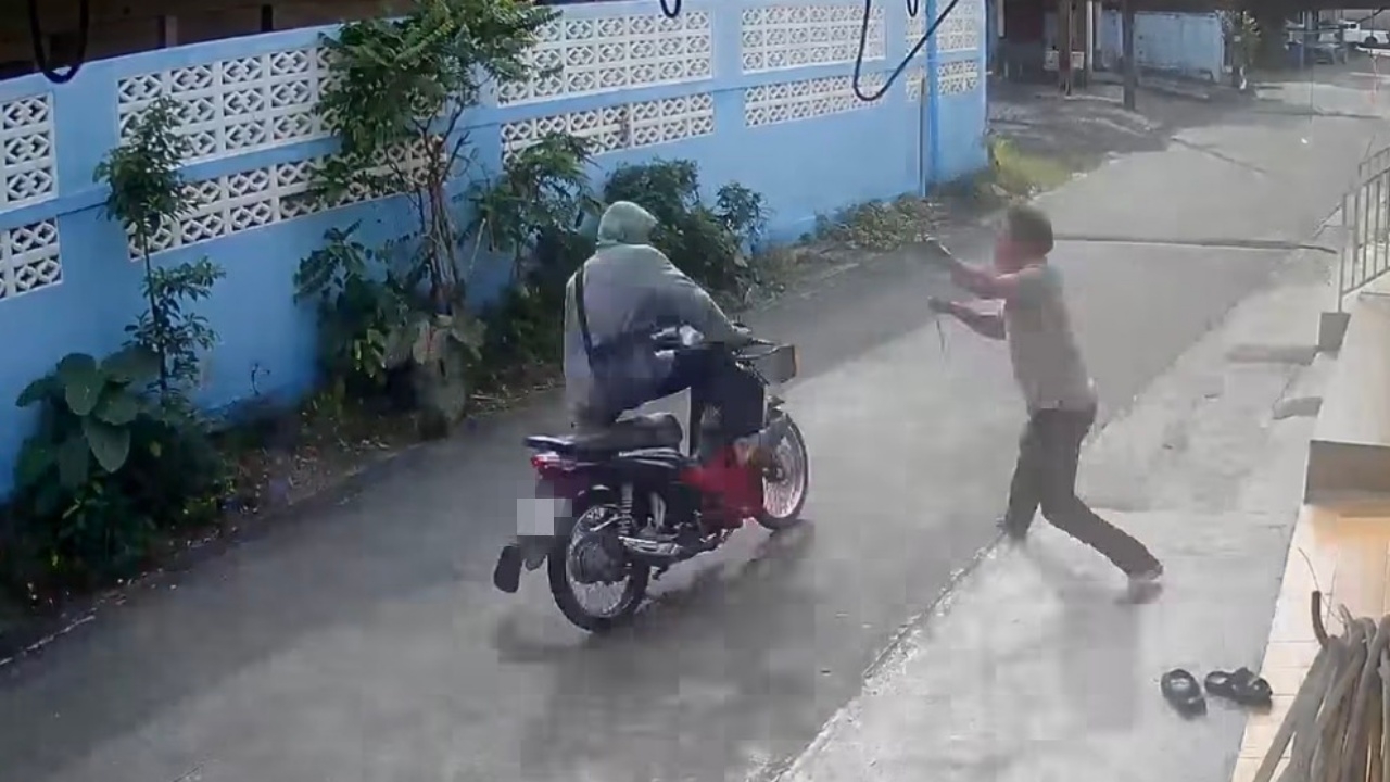 ยิงสวนดับ คนร้ายลักรถ จยย. คว้ามีดพกแทงตำรวจสาหัส