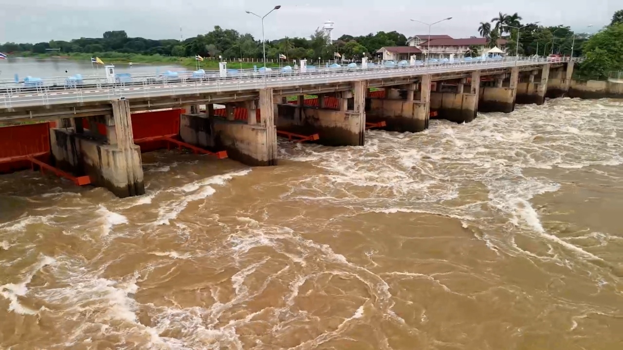 เขื่อนเจ้าพระยา เร่งพร่องน้ำ รับพายุ "รากาซา" ชาวบ้านเร่งสร้างเพิงพักบนถนน