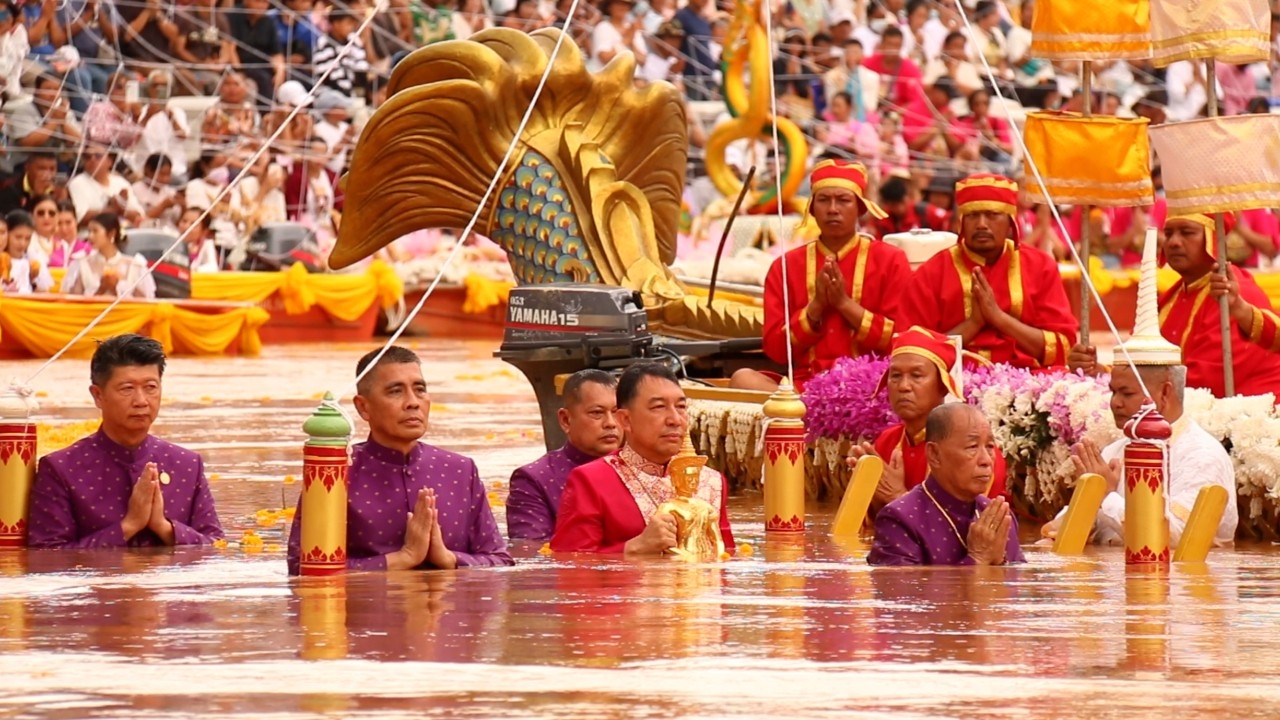 นักท่องเที่ยวแห่ร่วมงาน "อุ้มพระดำน้ำ 2568" หนึ่งเดียวในโลกที่ จ.เพชรบูรณ์