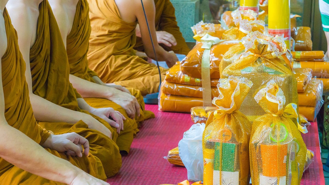 "ปัญญา" นำ "ศรัทธา" สังฆทานเติมแต้มบุญ