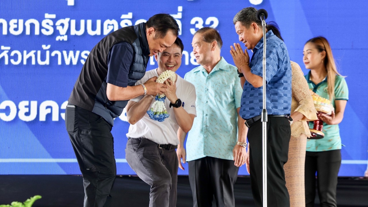 “ภราดร” คุกเข่ามอบมาลัย “อนุทิน”- นายกฯ ชมเก่งทุกเรื่อง ยกเว้นหาเมีย ยัน 4 เดือนจบ ยุบสภา