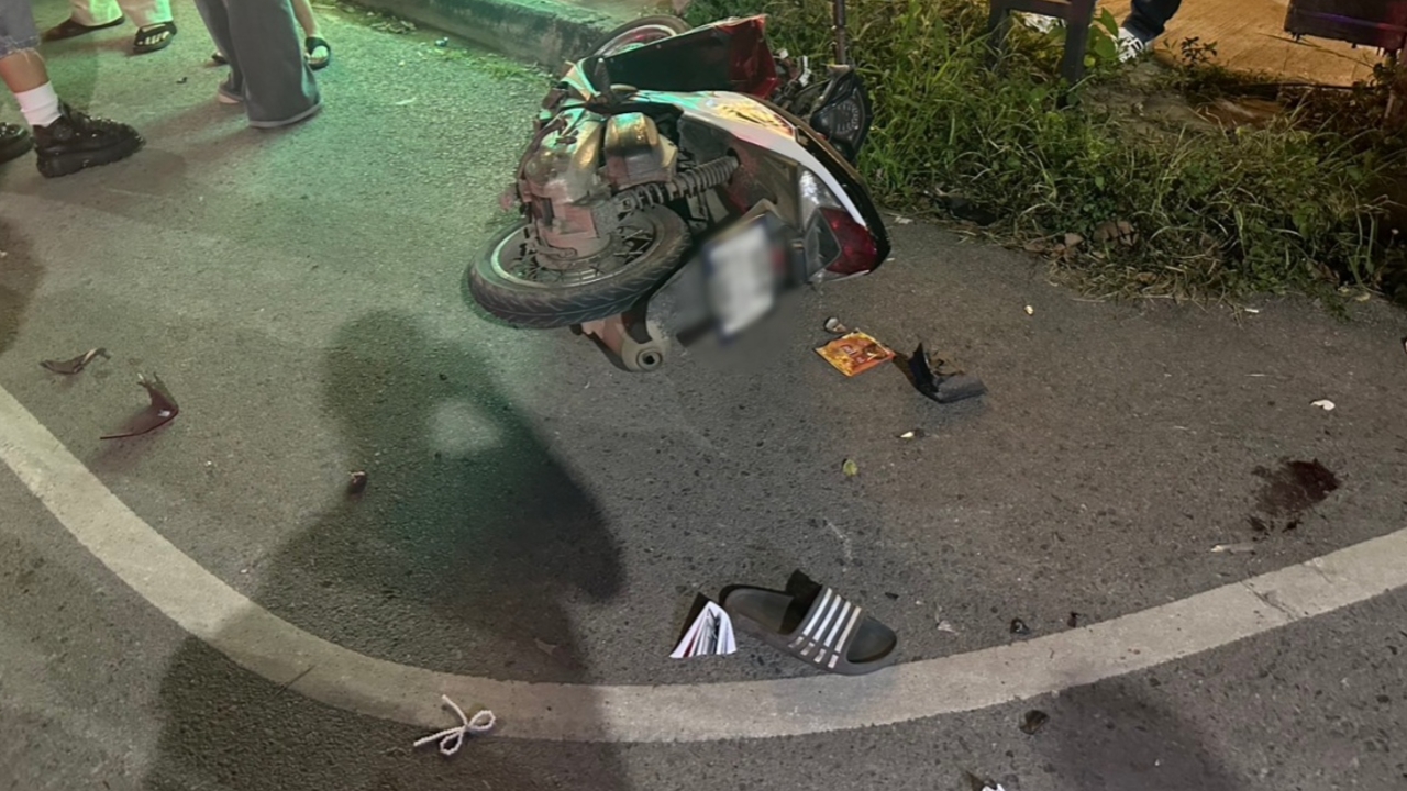 กรรมติดจรวด โจรกระชากกระเป๋า ซิ่งจยย.หลบหนี ชนกระบะเจ็บสาหัส