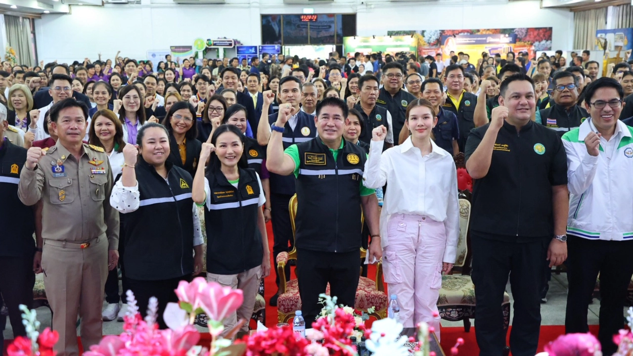 “ธรรมนัส-นฤมล” ย้ำ ครูต้องมีบ้านที่อยู่ได้ สวัสดิการมั่นคง ให้มีสมาธิสอนเต็มที่