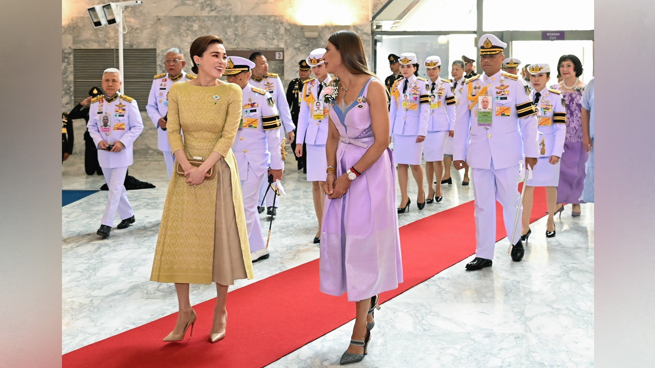 พระราชินีเสด็จฯ ทอดพระเนตรบัลเล่ต์ “เดอะ นัทแครกเกอร์” โชว์จาก "รัสเซีย"